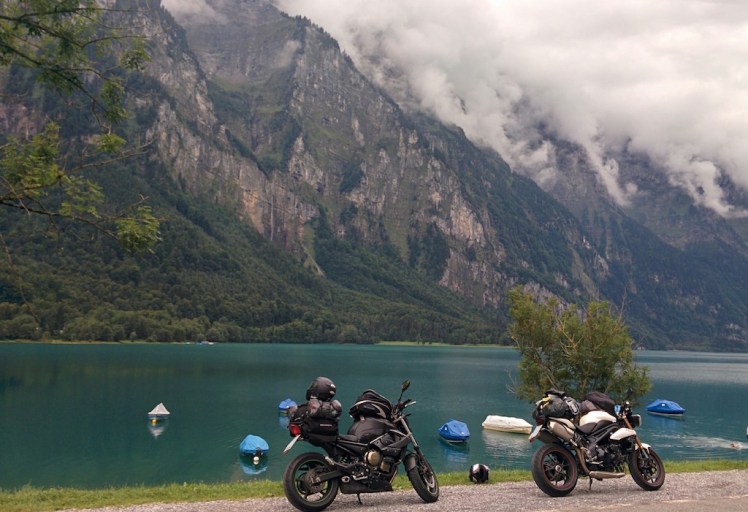 Klöntalersee mit Motorrädern
