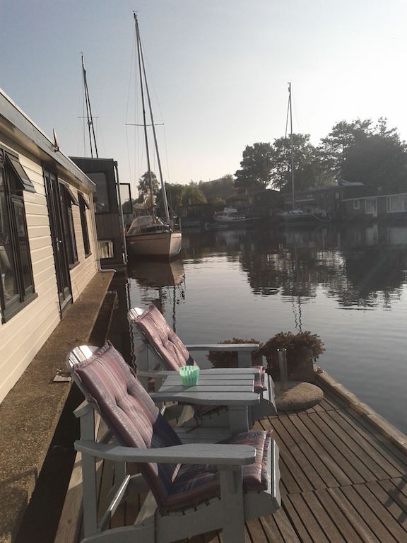 Amsterdam Hausboot mit Floßterrasse