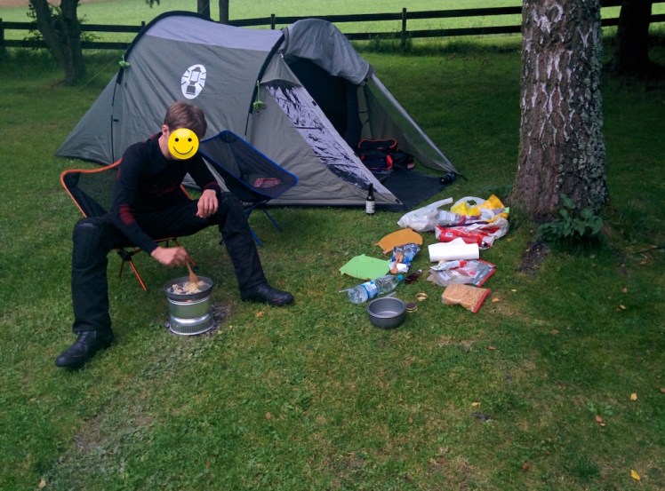 Einweihung Campingkocher und Stühle