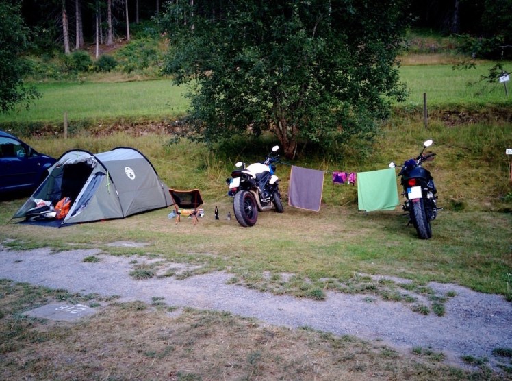 Camping Bankenhof Zelt und Motorräder