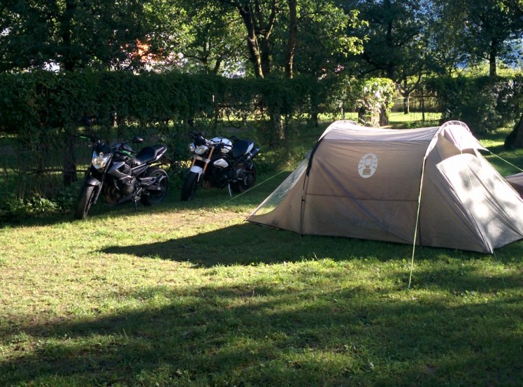 Camping Falken Lienz Zelt mit Motorrädern