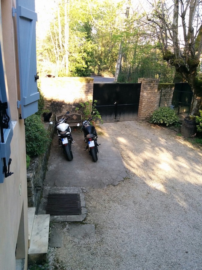 Dijon Parkplatz für Motorräder auf dem Grundstück