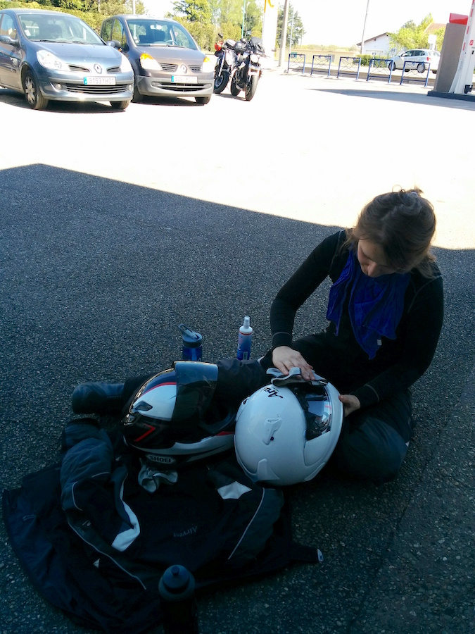 Motorradhelme putzen