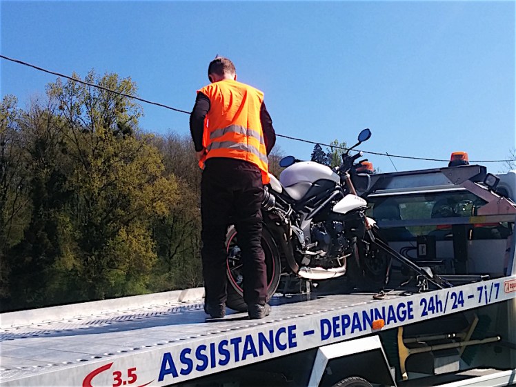Abschleppdienst befestigt Motorrad