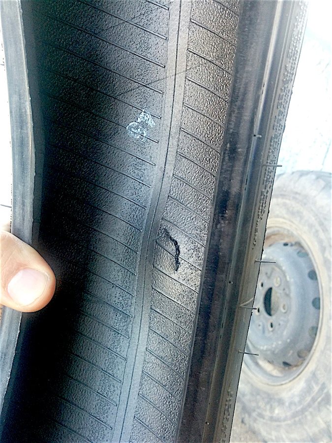 Riss im Motorradreifen