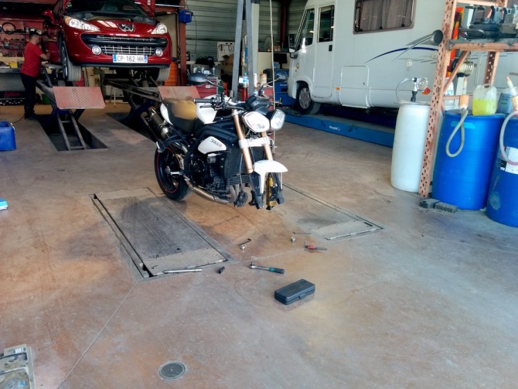 Autowerkstatt in Frankreich mit Motorrad