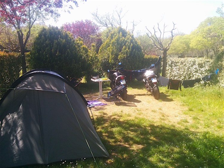 Waschtag Campingplatz mit Motorräder für Wäscheleine