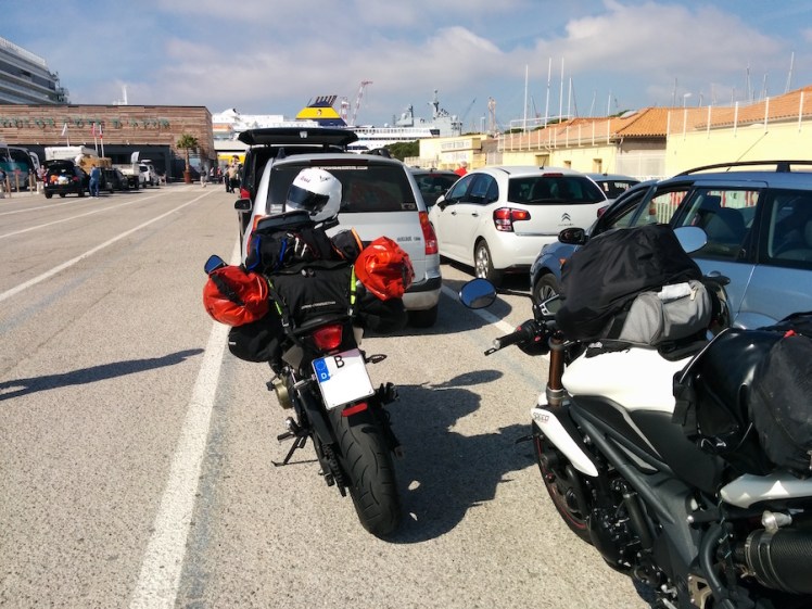 Corsica Ferries Warteschlange Motorräder und Autos