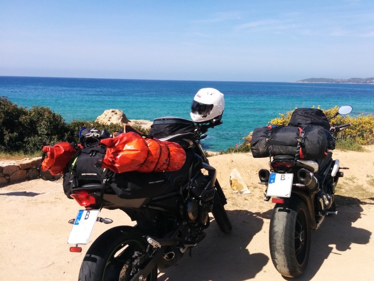 Korsika Motorradpause mit Ausblick auf Golfu di Liscia
