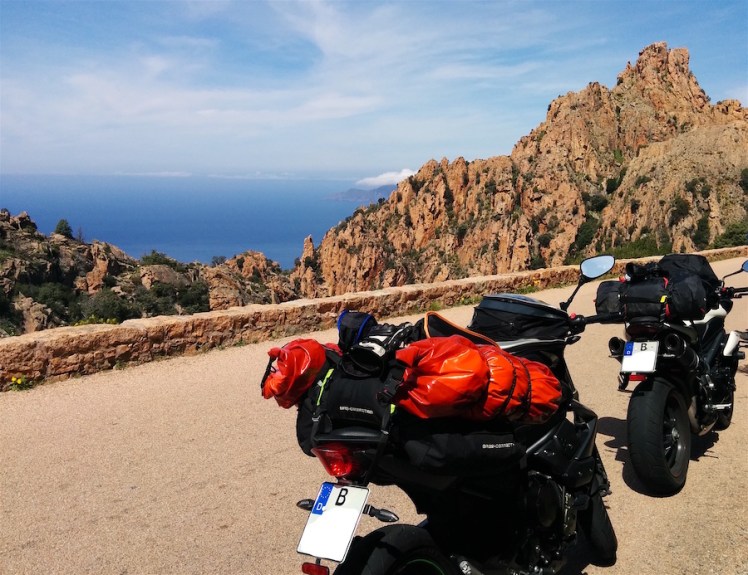 Les Calanche de Piana mit Motorrädern