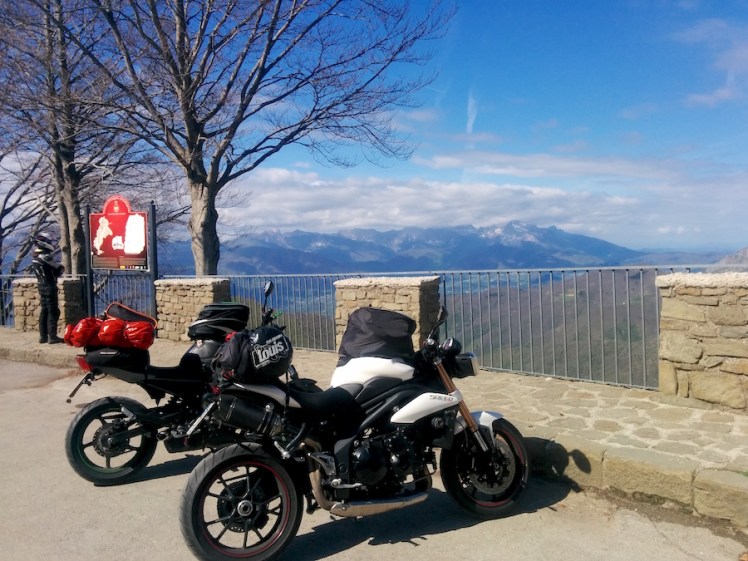 Passo delle Radici Panorma Voralpen mit Motorräder