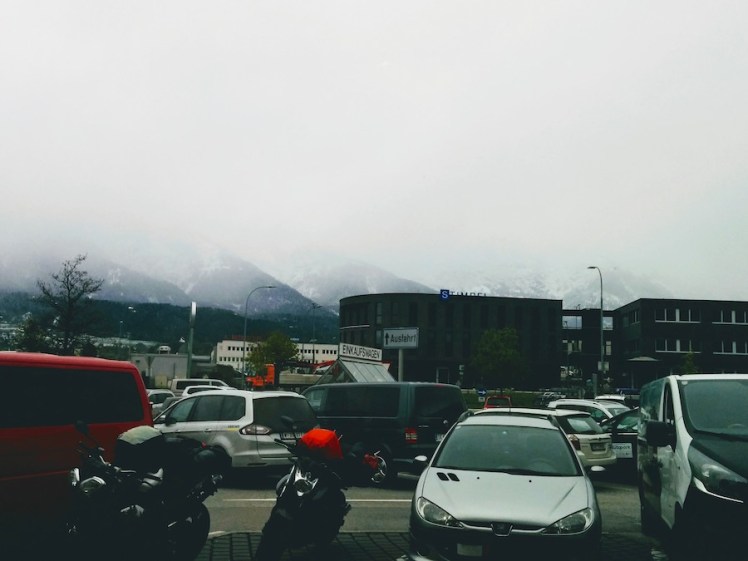 Innsbruck Essen bei dicken Schneewolken mit Motorrädern