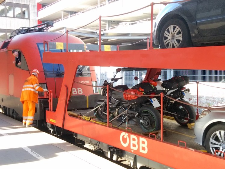 Autozug Ankunft in Hamburg Motorräder